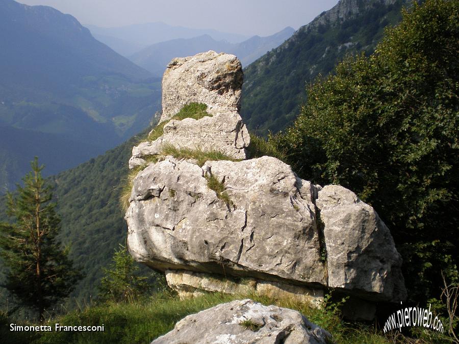 24 particolare roccia lungo il cammino.JPG